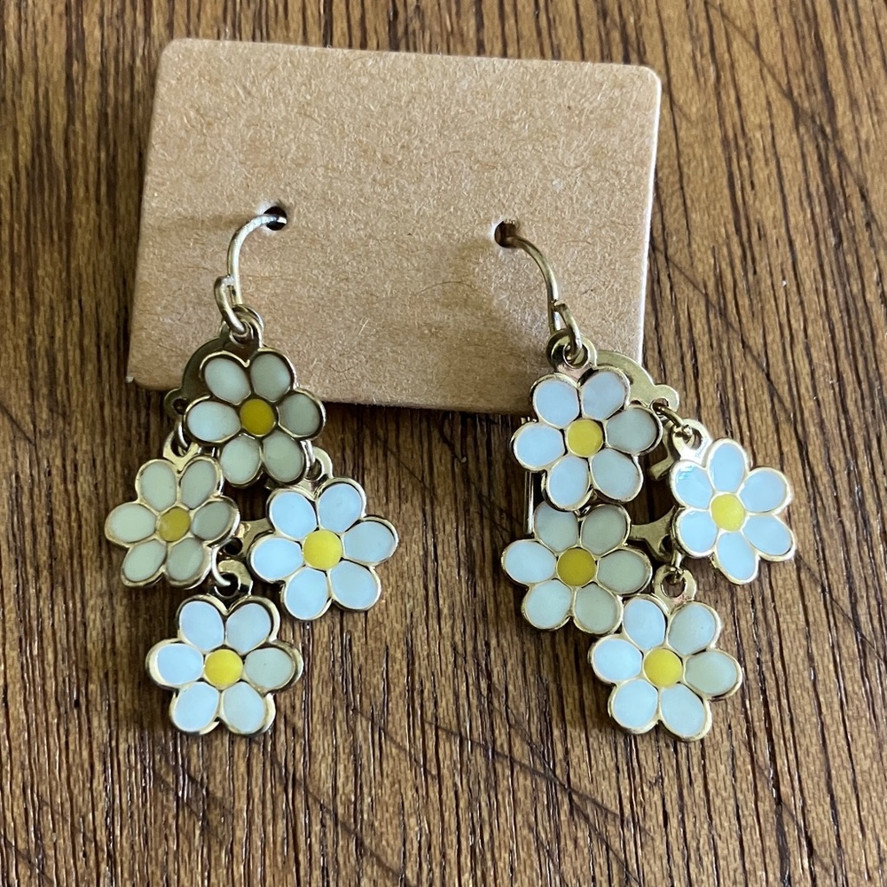 Unbranded Lightweight Daisy Floral Drop Earrings with Gold Accents‎